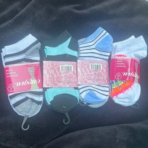8 pairs Carnival women’s socks no show ( 4 sets of 2 pairs) lot #25